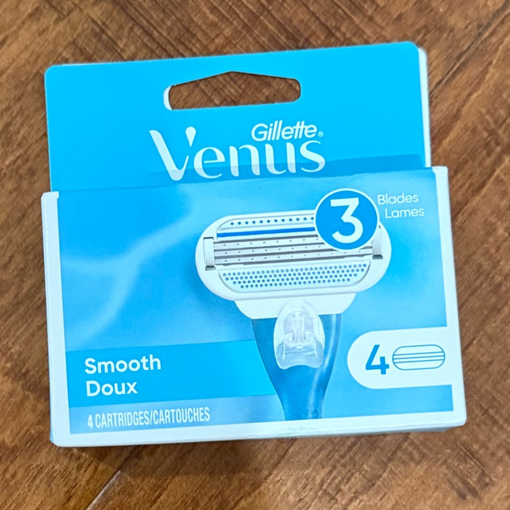 NWT VENUS Smooth Razor 3 Blades 4 cartridge